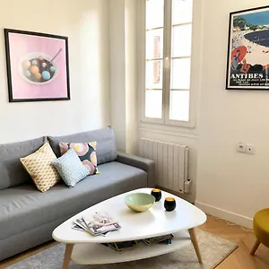 Charming And Modernly Designed 2 Bedroom - Old Town Apartment